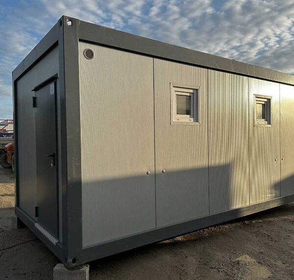 Conteneur sanitaire neuf 6,06 × 2,44 m – 6 douches, 2 lavabos, chauffe-eau 300 L